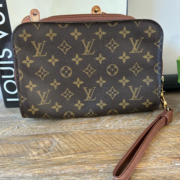 AUTHENTIC LOUIS VUITTON MONOGRAM CLUTCH WRISTLET - Picture 1 of 12